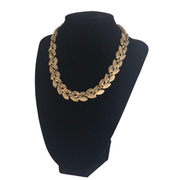 Trifari Choker Necklace Gold Brushed Leaf 1960's Vintage Jewelry - Picture 2 of 4